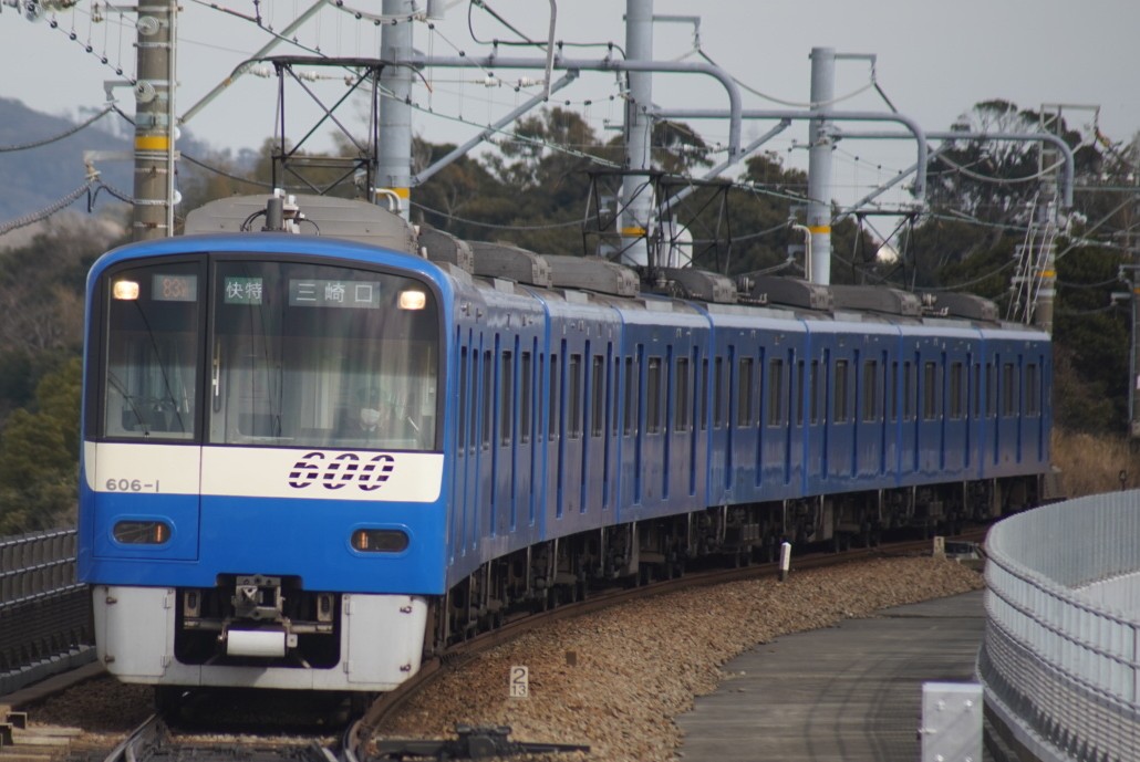 susan_0910's tweet photo. 1A 2133F 
83SH 606F
先程、3分間並びました。今日は、夜にもう一度並びそうです。

#606F
#2133F
#ブルースカイトレイン
#京急
#三崎口
#並び https://t.co/XQF8kLmmbk