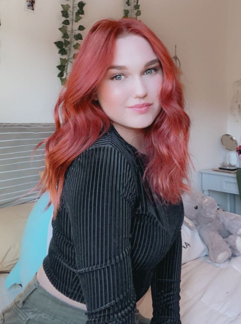 pixipetee's tweet photo. thinking about red head me https://t.co/eQjRylqPua