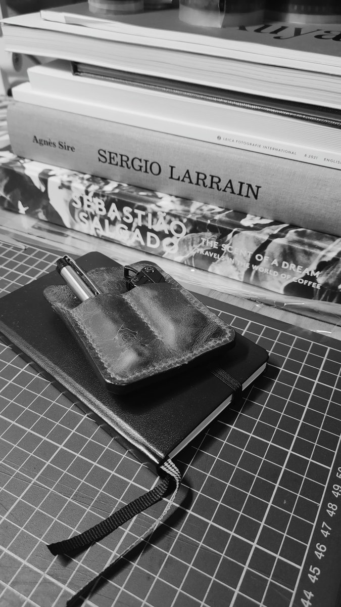 PushingFilm's tweet photo. EDC, and about 20 rolls I sleeved getting flattened by some books 😁 https://t.co/Ren4X8Zk1I