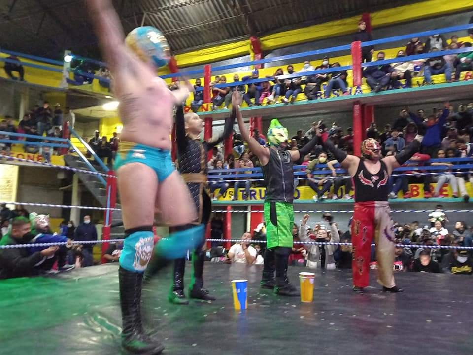 LaTijeraLucha's tweet photo. En una dinámica y fresca lucha de relevos sencillos, #MiniReyMysterio y #MiniVikingo hacen explotar la #ArenaSanJuanPantitlan al dar cuenta de #Calibus y #Astrolux,en una batalla de ida y vuelta con grandes castigos y lances que el público de #PromocionesCholoDeTijuana premia... https://t.co/CJ3Mo2ztDn