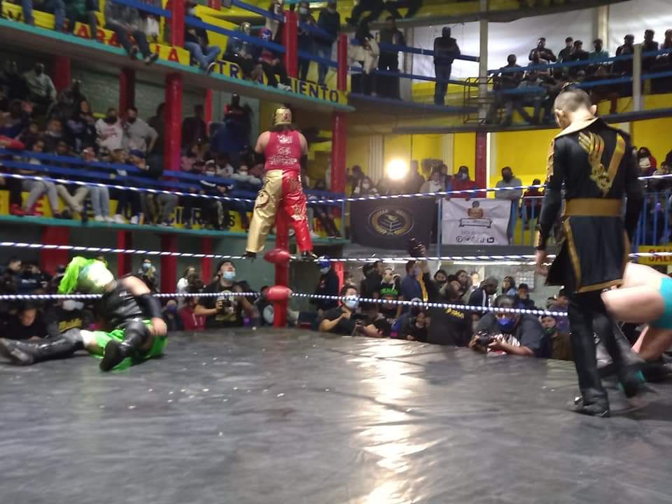 LaTijeraLucha's tweet photo. En una dinámica y fresca lucha de relevos sencillos, #MiniReyMysterio y #MiniVikingo hacen explotar la #ArenaSanJuanPantitlan al dar cuenta de #Calibus y #Astrolux,en una batalla de ida y vuelta con grandes castigos y lances que el público de #PromocionesCholoDeTijuana premia... https://t.co/CJ3Mo2ztDn