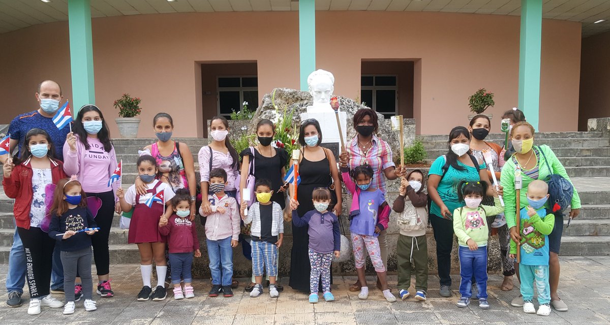 Los más pequeños se suman al homenaje a #JoseMartí y realizan su #MarchaDeLasAntorchas hasta la Plaza Martiana de la <a href="/universidad_uci/">Universidad de las Ciencias Informáticas</a> 
"...los niños son los que saben querer,los niños son la esperanza del mundo."#MartiVive #SomosContinuidad #ACubaPonleCorazón <a href="/PartidoPCC/">Partido Comunista de Cuba</a>