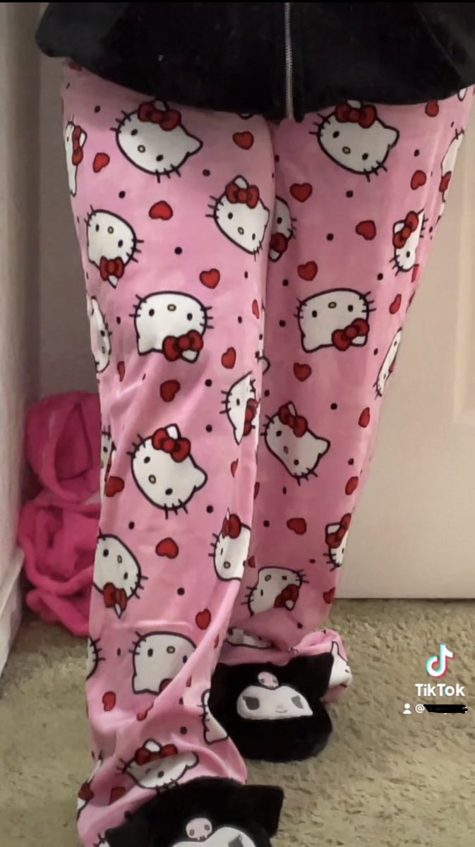 LoserLeeAna's tweet photo. sanrihoes I found the cvs hello kitty pajama pants!! 😭💗 I’m so happy! https://t.co/GMLNxEeJqB