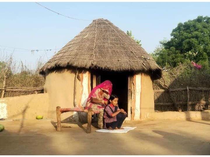 झोपड़ी में रहने वाला न गरीब होता है, महलों में रहने वाला न अमीर होता है, फकीर में जीना आसान नहीं होता बड़ी सोच वाला ही अ़मीर होता है,

जय रेगिस्तान 
रगीलो राजस्थान