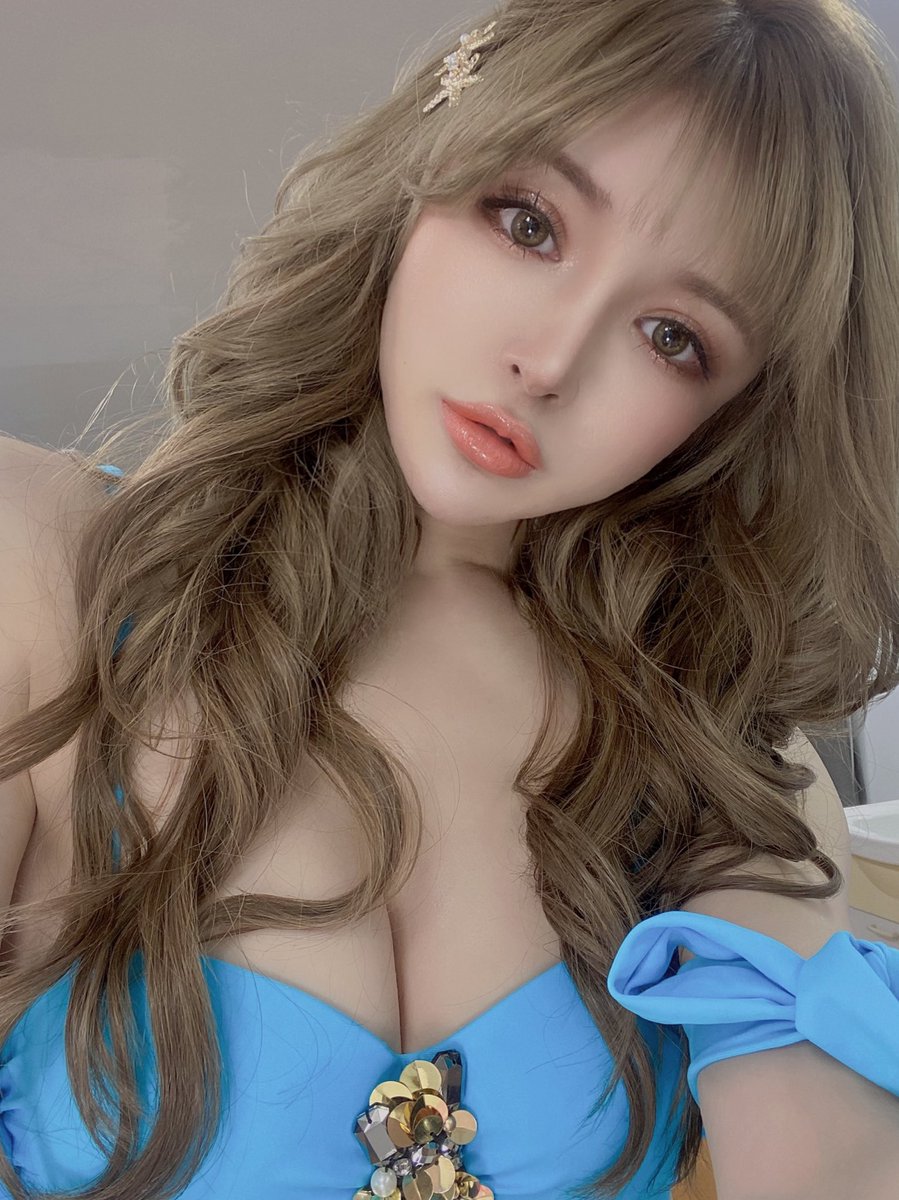 yunkoro519's tweet photo. メイクする時は唇のローライトとハイライトも超重要🥺人中を短く見せて、顔に立体感でて、唇の横幅拡張できて盛れる🙏🏻画像のピンク部分にはローライト✨(細めの筆でつけて濃い時は指でぼかす)、青線の部分にハイライトかグリッター系のラメグロス❣️つやがでるグロスは唇全体に塗らない方が可愛いの🥰 https://t.co/SH53aW5WhB