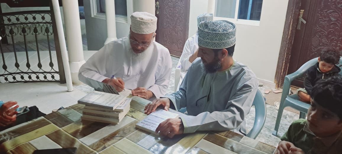 في حفل توقيع وإهداء عائلي لكتاب (وما كفر سليمان ولكن الشياطين كفروا: تجليات المعنى ودلالات الخطاب) يشهد الحفل أحفادي ناصر الحسني، قاسم الحسيني، آمنة الحسنية، وأخي وهب الحسيني.