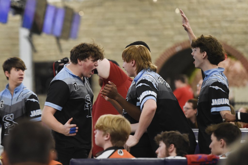KyleParmley's tweet photo. .@sphsboysbowling wins it all at state bowling, @hhsbucsbowling finishes 2nd for the 2nd straight year.

https://t.co/b9h9sJSo3a https://t.co/2Dhx0ZvGqK