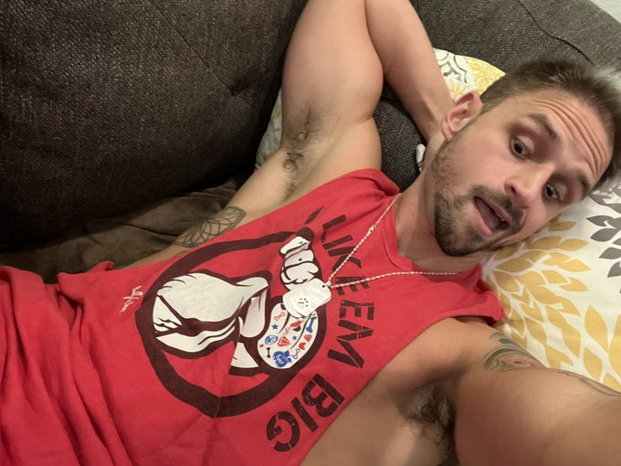 1 pic. Some clothes make me horny ???? https://t.co/HcHbN5QneD