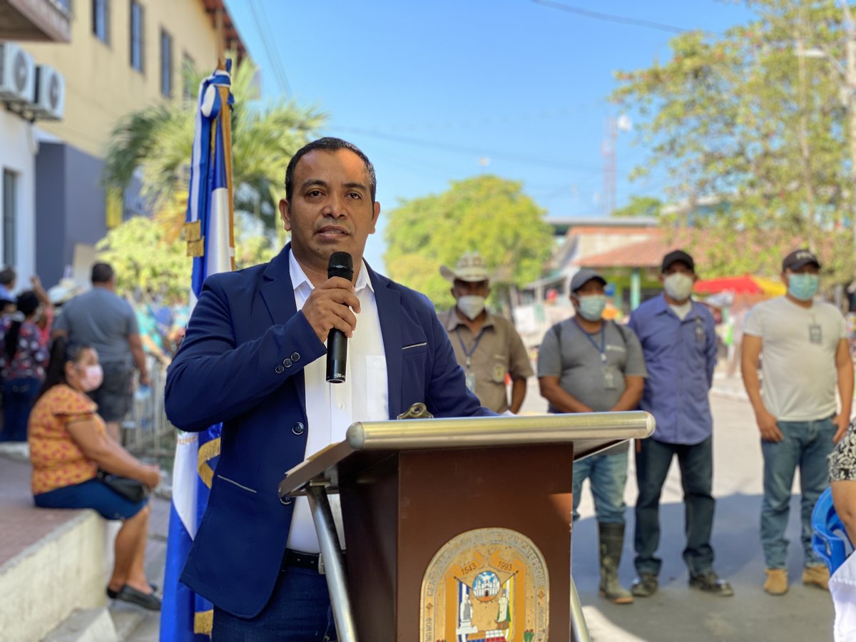 RavinSosa's tweet photo. Este día, firmé convenios de construcción de infraestructura vial con 8 comunidades de la zona rural del municipio de Tonacatepeque.

Estas obras son el esfuerzo del trabajo articulado entre Alcaldía, Asamblea Legislativa y Presidencia. https://t.co/Q0ZUeBeojt