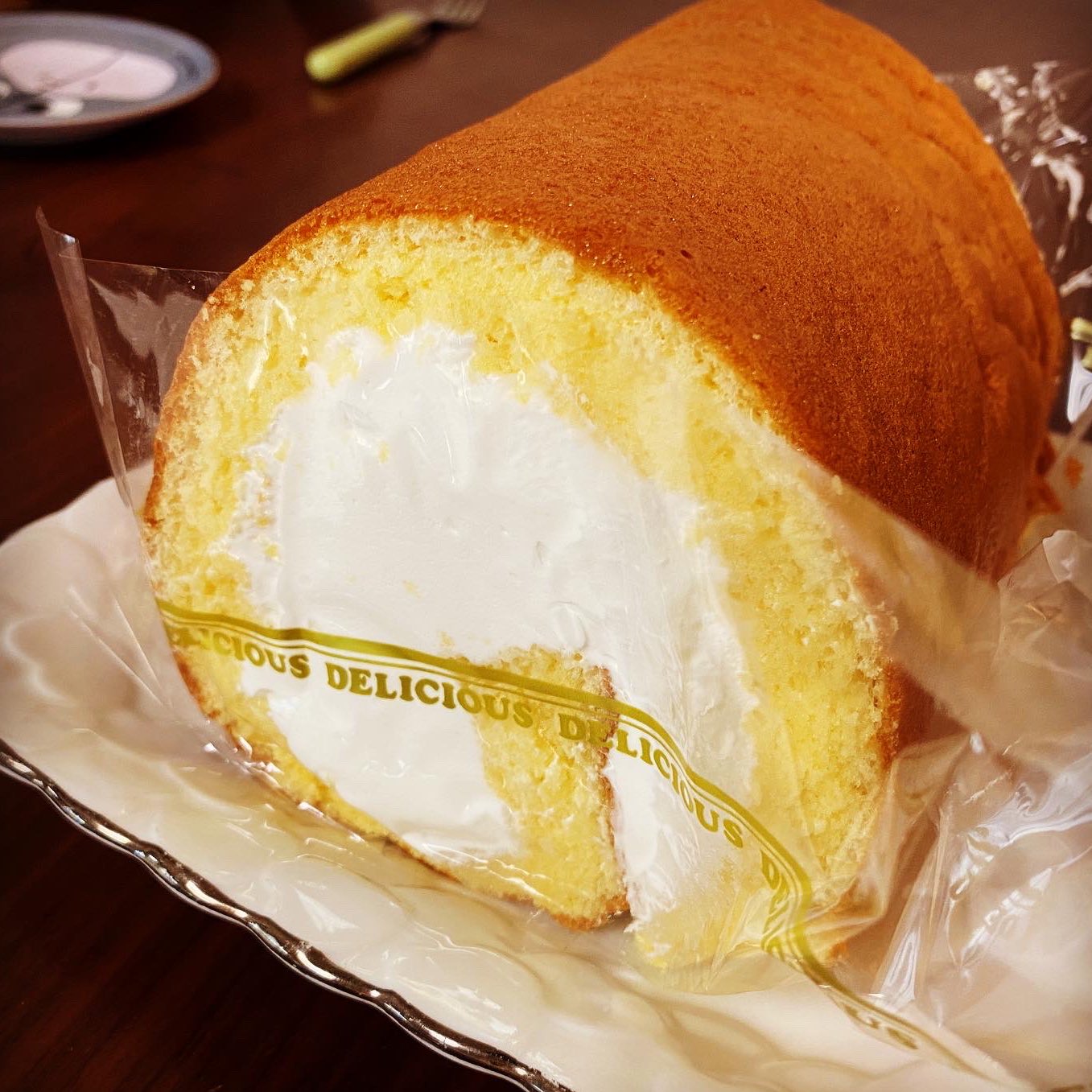 かつや グルメ垢 かずみ 茨城県日立市 デリシャス 1 530 日立で有名なロールケーキらしい 売り切れかと思ったら奥から出してきてくれた 写真は半分にカットしてもらった状態なので 本当はこの倍の大きさ でか美味い かずみ デリシャス