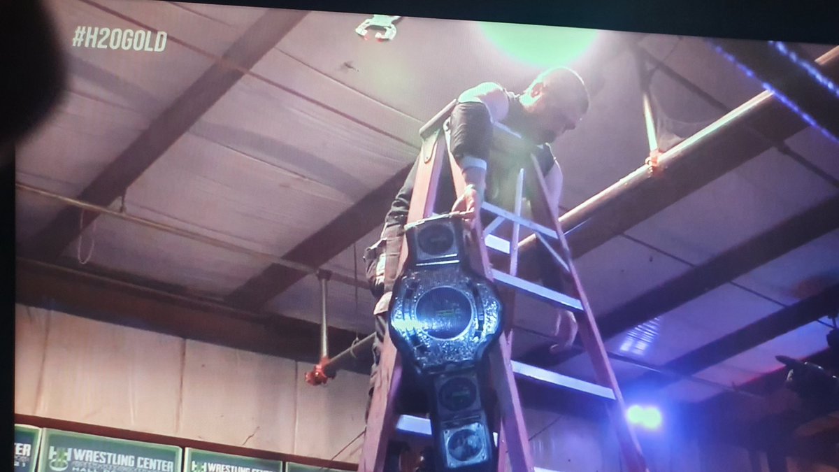 What a match!! Devon moore did it he has won the @H2OWRESTLING world title #H2OGold