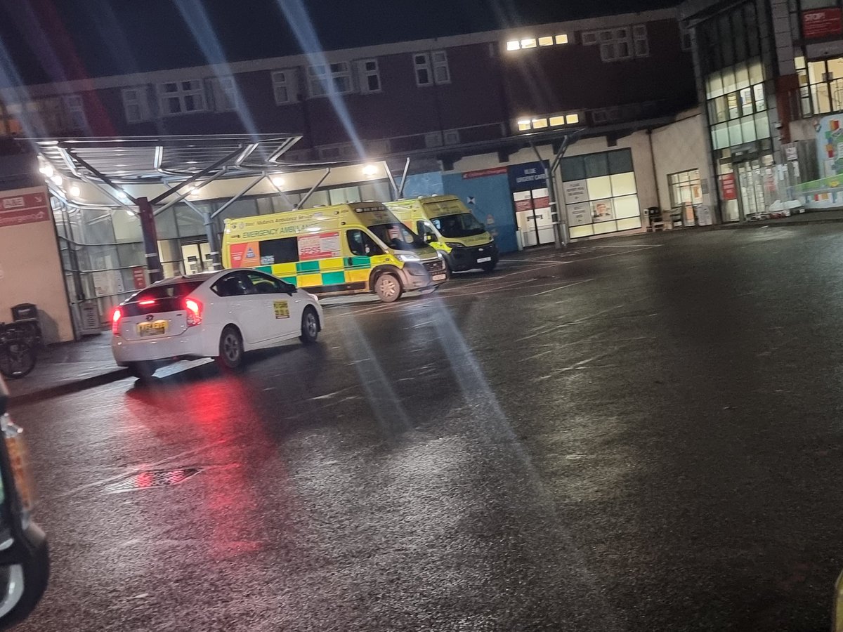 SJA_DConlon's tweet photo. I knew all that @stjohnambulance crewing would come in handy
Somehow wound up at Derby on my work night shift but don't look like a lost WMAS crew in an EMAS hospital as I already know where stuff is and the hosptial processes.
#PerksOfVolunteering https://t.co/wdJOMAgeQt