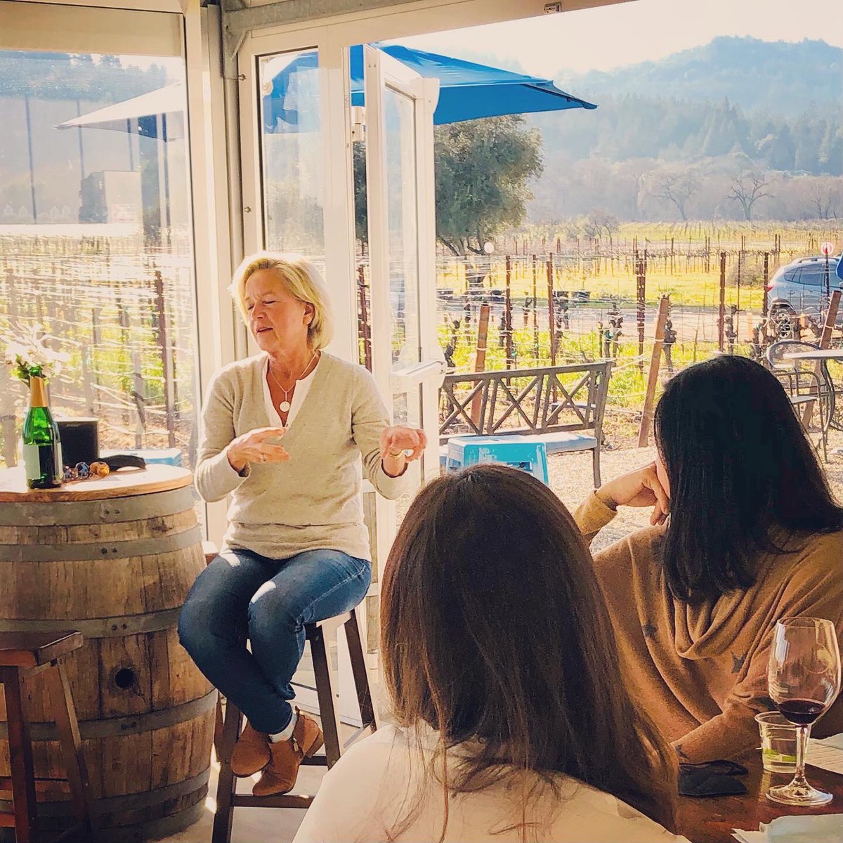 WestWines's tweet photo. Mahalo to this fun group from Hawaii. 🌺 Winemaker Katarina enjoyed sharing her wines with you! 🍷

#westwines #aloha #meetthewinemaker #cabarnetsauvignon #drycreekvalley #sipsonoma #wineroad #winepairedwithlife #sonomacounty #winterincalifornia #lifeopensup #winetasting https://t.co/5WwZfVNlvq