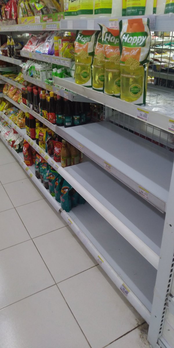 matavip's tweet photo. Bahasa apaan ini? #StopPanicBuying sok pake bahasa inggris, ngurus minyak goreng nggak becus. https://t.co/00Jqe7QeX1