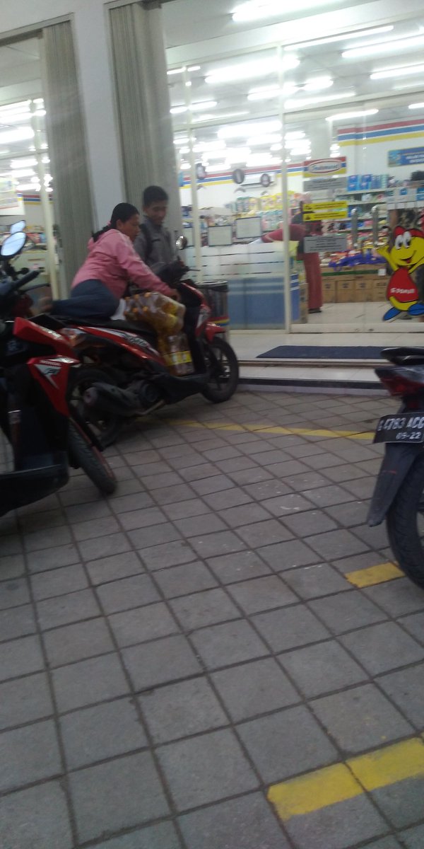 matavip's tweet photo. Bahasa apaan ini? #StopPanicBuying sok pake bahasa inggris, ngurus minyak goreng nggak becus. https://t.co/00Jqe7QeX1