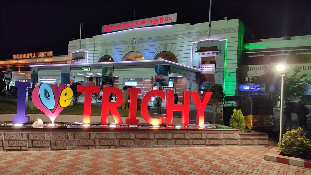RailMinIndia's tweet photo. Mesmerizing lights at the Tiruchirappalli Railway station (SR).

Catch glimpses of the captivating lighting at Tiruchirappalli Junction Railway station. 

A Selfie 🤳 Point at the station is gaining popularity among railway passengers. https://t.co/DP8ttx2sRL