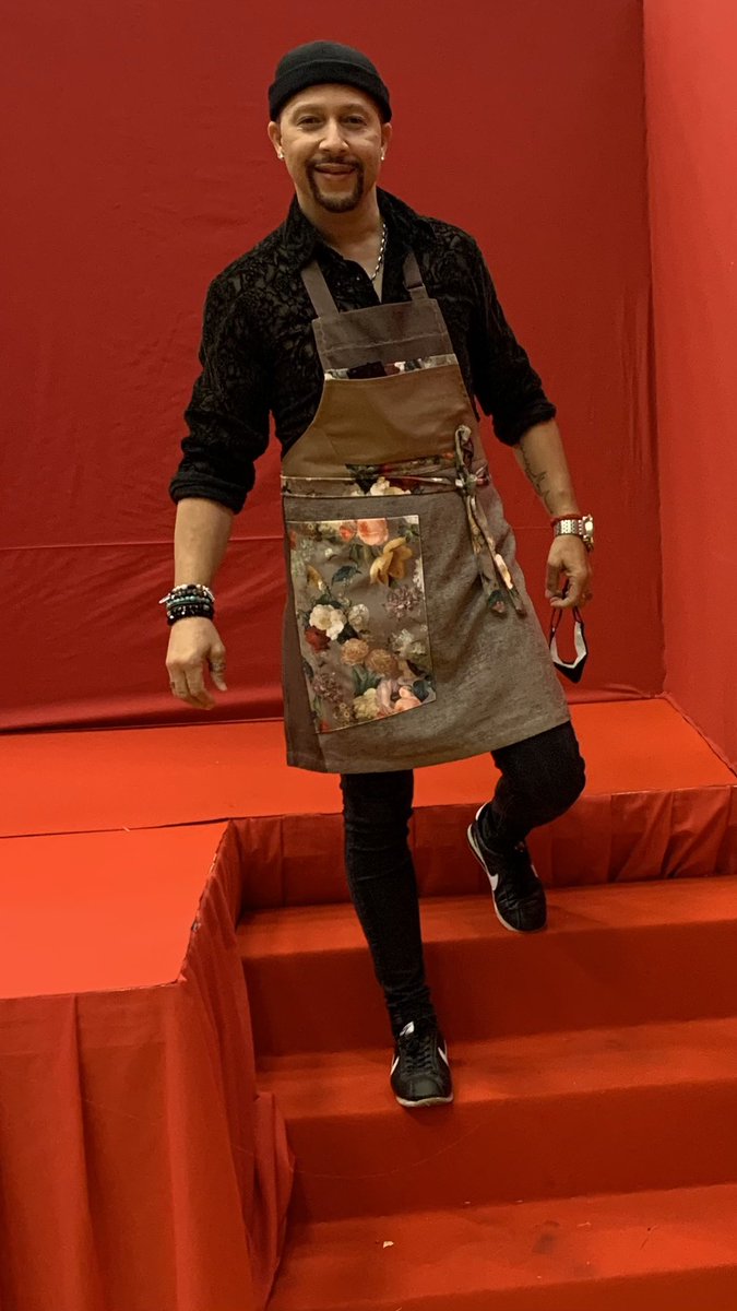 rudeekane's tweet photo. Défiler pour Zelda et sa collection de tabliers #zezetttebymontmartre au salon #sagasdom à la Porte de Versailles. Avec #franckyvincent #babettederosieres https://t.co/mQ5wMdVPR3