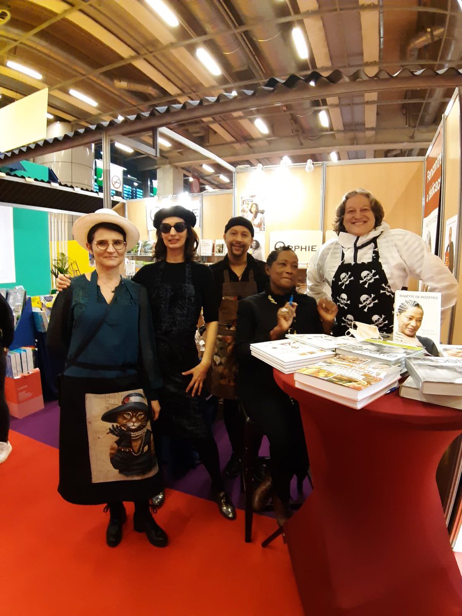 rudeekane's tweet photo. Défiler pour Zelda et sa collection de tabliers #zezetttebymontmartre au salon #sagasdom à la Porte de Versailles. Avec #franckyvincent #babettederosieres https://t.co/mQ5wMdVPR3