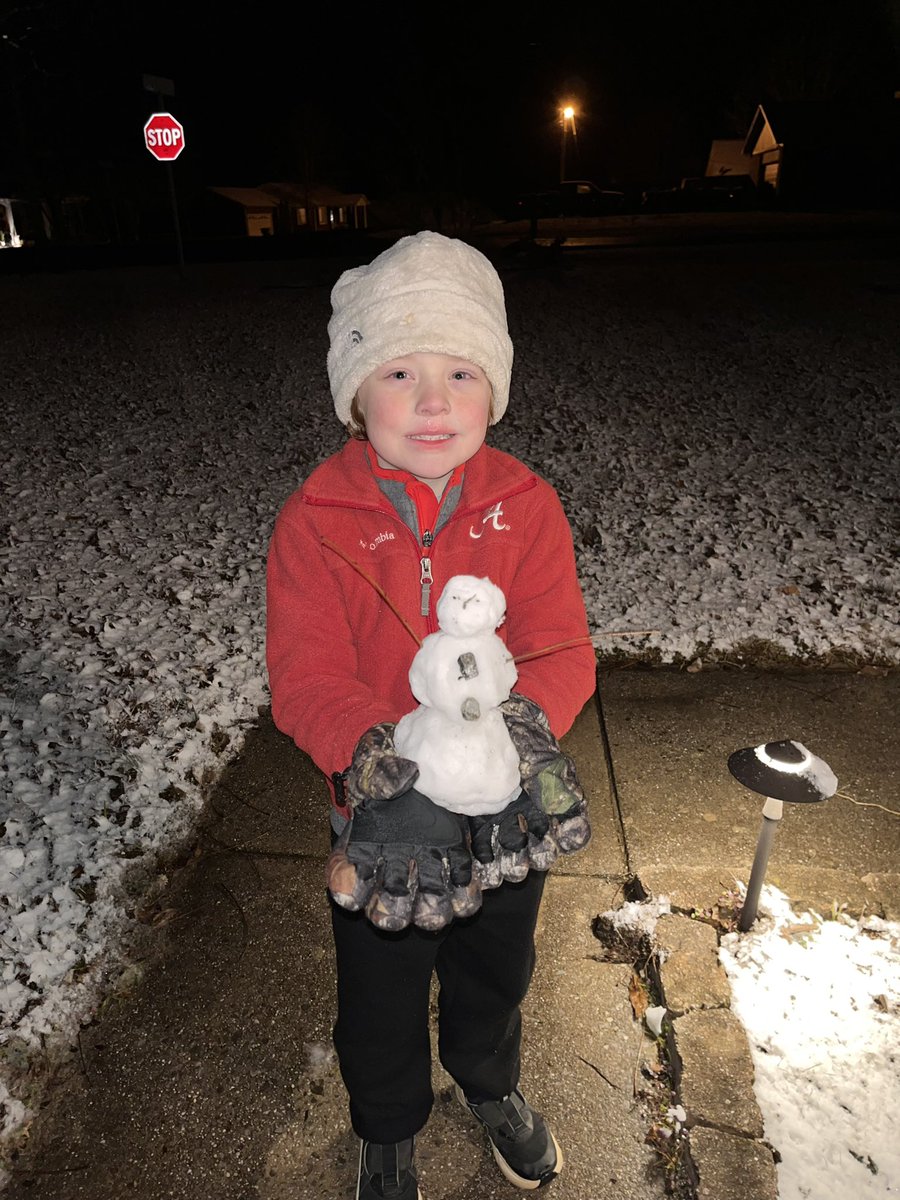 jessicalaurn's tweet photo. @spann Snow in Southside (Etowah County) tonight! Had one happy little boy!! https://t.co/kspPKyqeT8