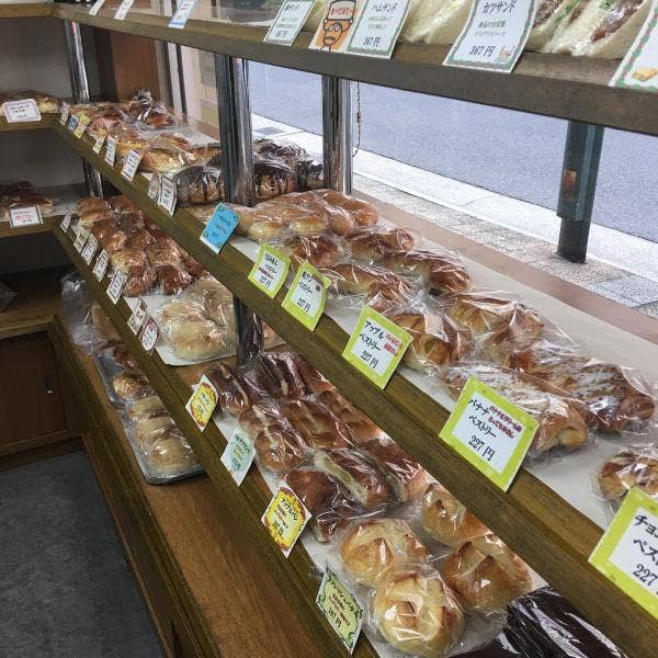 tabippo_hiro's tweet photo. 【食べんさい！広島スタッフの勧め】

📍河内ベーカリー（中区/幟町）

1947年創業の老舗パン屋さん🍞

創業以来変わらぬ製法で作っているパンはどれも美味しい✨

きな粉クリームパンが新感覚でおすすめです👍

#河内ベーカリー　#広島パン屋
 #広島グルメ #広島県 https://t.co/kP9UALPwyz