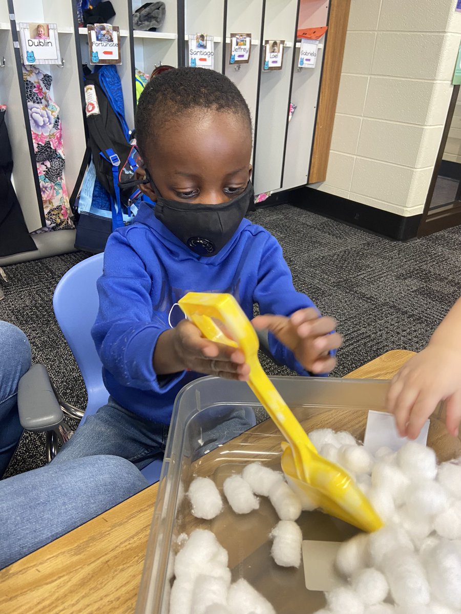 The weather was perfect to read this week’s book “The Little Snowplow” and learn all about winter vocabulary ❄️