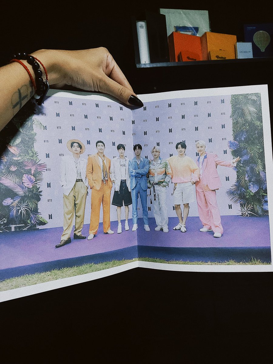 Estou com esses dois pôster do Season's Greetings disponíveis por R$25,00 com frete incluso. Quem tiver interesse, me chama na DM ☺💙