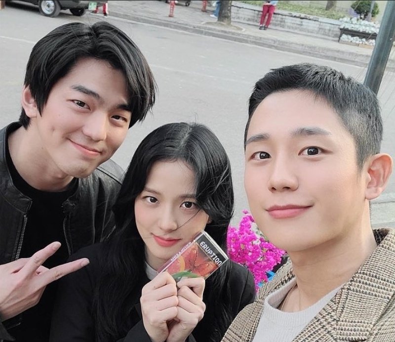 JISOO LOOKS tweet media