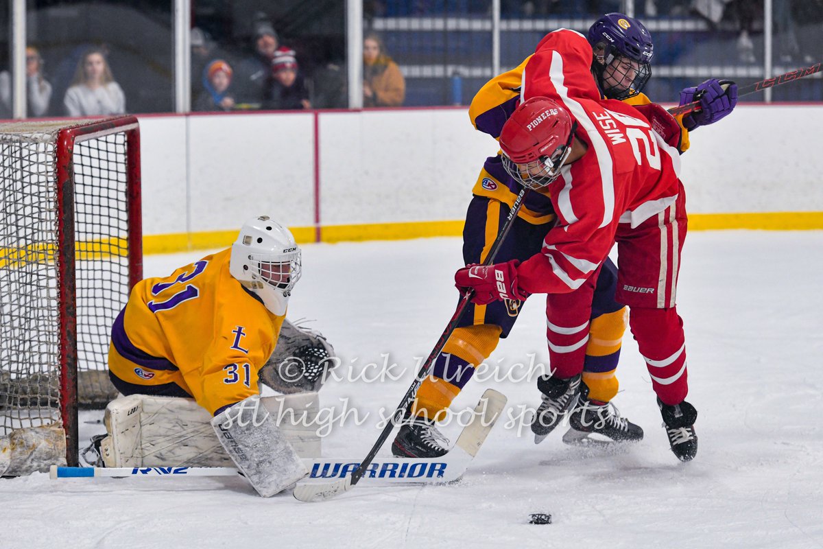 RickyRick_Photo's tweet photo. 2022-01-28 CBC defeats Kirkwood in the final regular season game to clinch first place heading into the playoffs.  More photos and article by @joeharris_stl can be found at @STLhssports 
#stlprep #stlhighschool #cbc #kirkwood @CBCHighSchool @CBC_Hockey @khs_hockey https://t.co/eYvJl6xh0Z