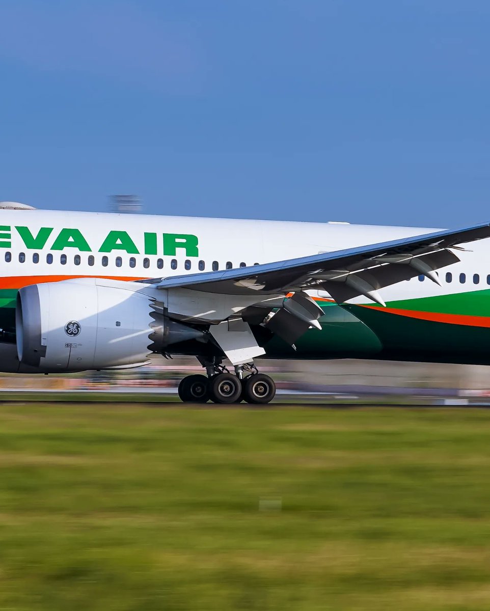 YuCheLiang's tweet photo. Have a nice weekend and Happy Chinese new year 😊 
EVA Air Boeing 787-9💚
B-17882
➖➖➖➖➖➖➖➖➖➖➖
#Sonyα7III
#長榮航空 #evaair #staralliance
#dreamliner #boeing787
#エバー航空
#飛行機倶楽部 #aviation
#飛行機写真 #travelwitheva
#aviationgeek #avgeek
#taoyuanairport #gmaster https://t.co/i34Z12lRwB