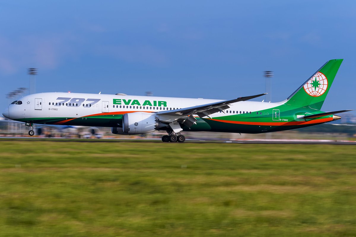 YuCheLiang's tweet photo. Have a nice weekend and Happy Chinese new year 😊 
EVA Air Boeing 787-9💚
B-17882
➖➖➖➖➖➖➖➖➖➖➖
#Sonyα7III
#長榮航空 #evaair #staralliance
#dreamliner #boeing787
#エバー航空
#飛行機倶楽部 #aviation
#飛行機写真 #travelwitheva
#aviationgeek #avgeek
#taoyuanairport #gmaster https://t.co/i34Z12lRwB