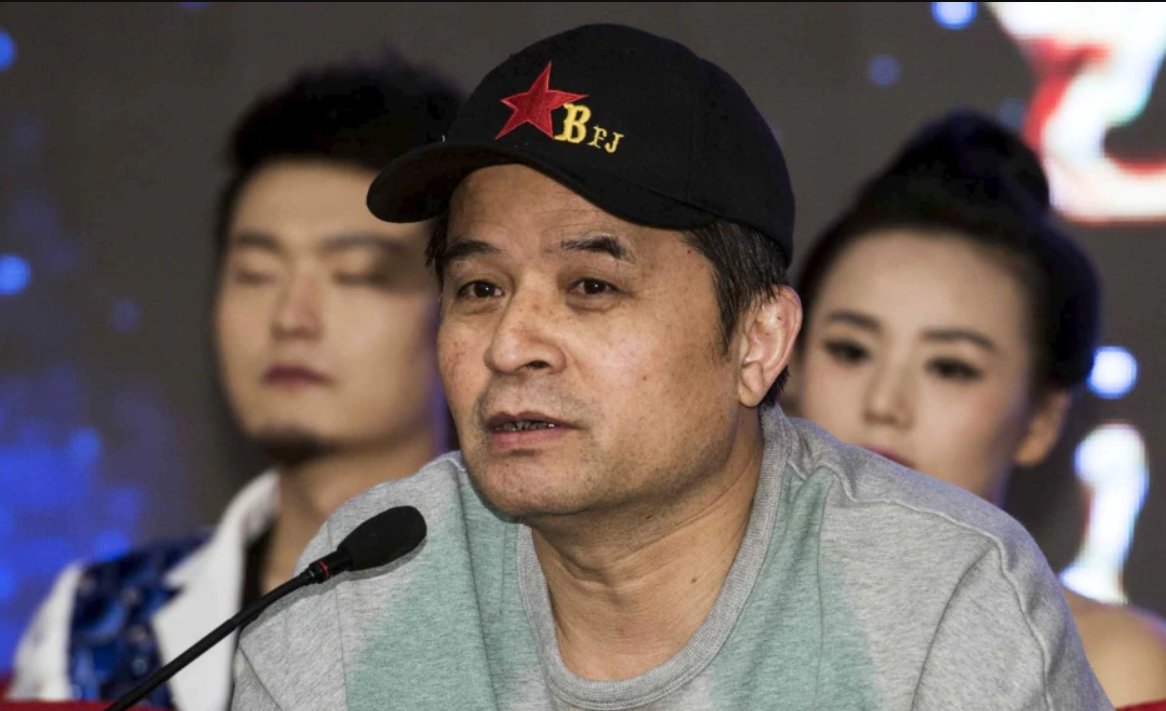 送牛迎虎之時，媒體報導牛年中国高校因學生舉報被开除公职的教师1万有餘，驚悚未定，又聽說前央視名嘴畢福劍2015年私人飯局遭舉報的效應正在文化圈擴大。北京近日一個飯局結束後，兩名作家被舉報。其中比較年輕的知天命的詩人，竟被警察從家中拷走，讓他交待他一首長詩中的“暴君”是誰？詩人
