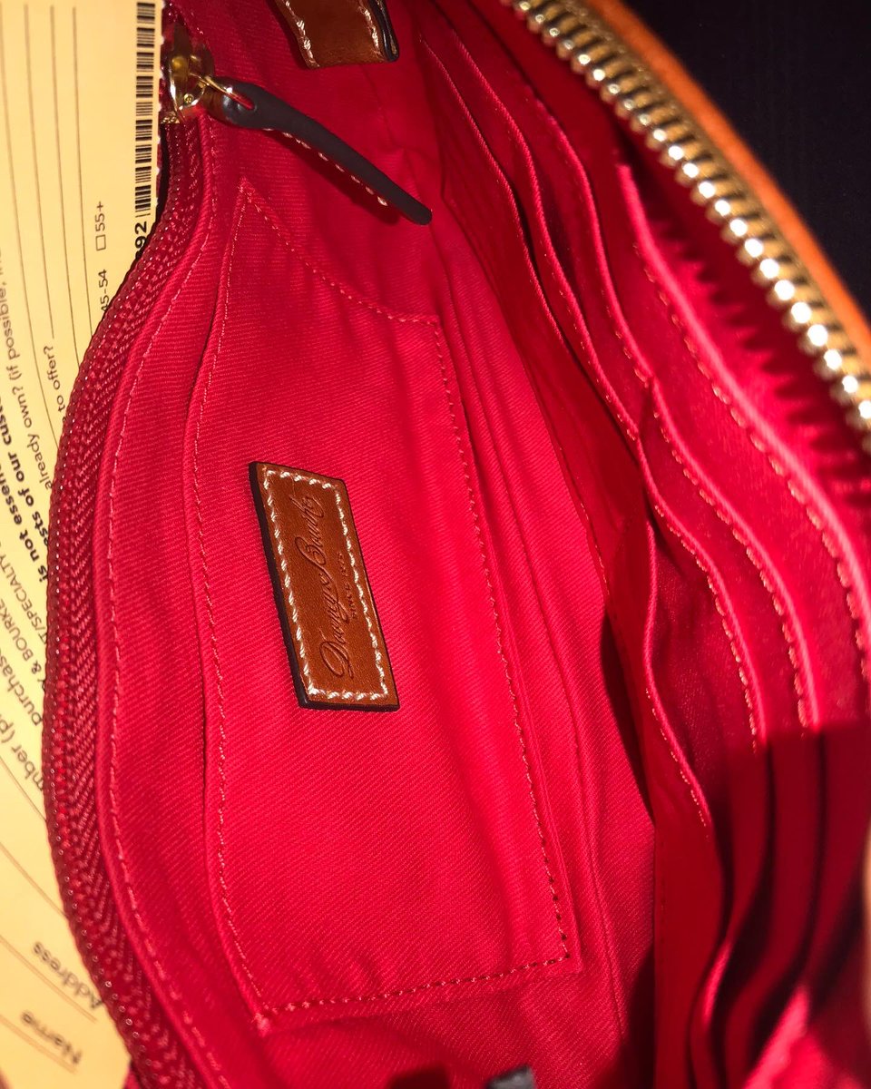 Nikaskw's tweet image. Dooney &amp;amp; Bourke Pebble  Grain Wristlet 
#dooneyandbourke

$100
Six inside card slots. Two inside slip pockets. One inside zip pocket. Detachable wrist strap. Zipper closure. Lined.