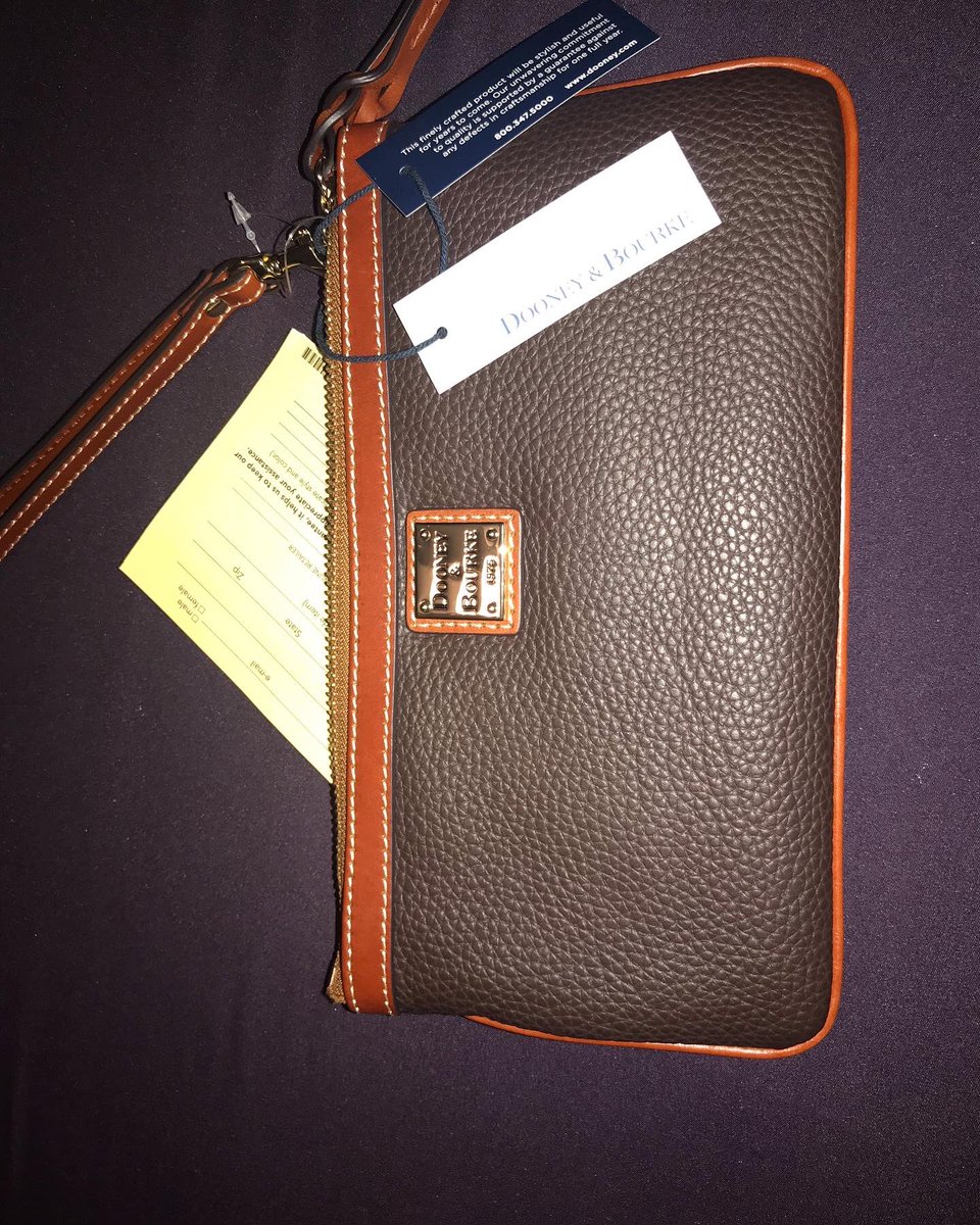 Nikaskw's tweet image. Dooney &amp;amp; Bourke Pebble  Grain Wristlet 
#dooneyandbourke

$100
Six inside card slots. Two inside slip pockets. One inside zip pocket. Detachable wrist strap. Zipper closure. Lined.