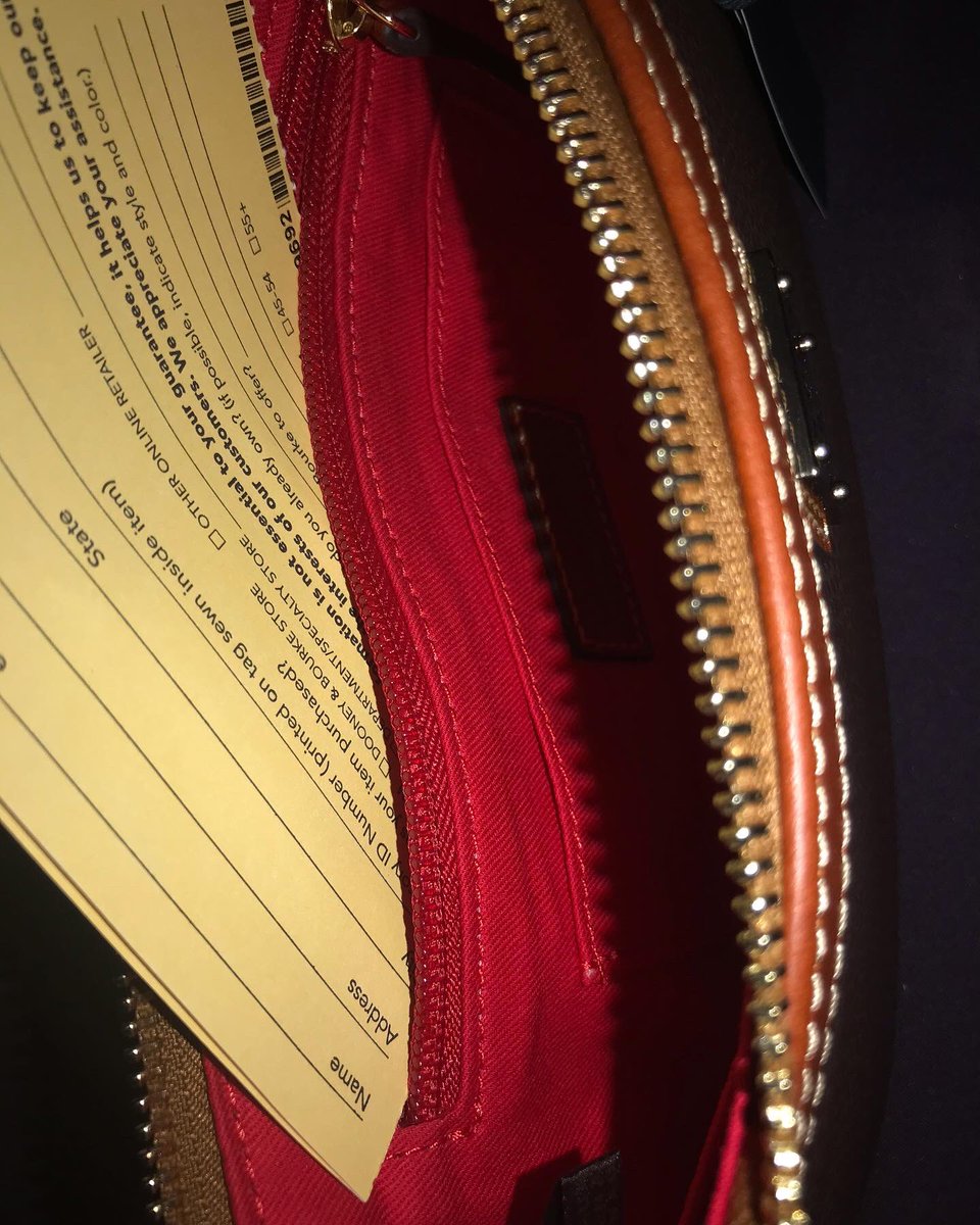 Nikaskw's tweet image. Dooney &amp;amp; Bourke Pebble  Grain Wristlet 
#dooneyandbourke

$100
Six inside card slots. Two inside slip pockets. One inside zip pocket. Detachable wrist strap. Zipper closure. Lined.