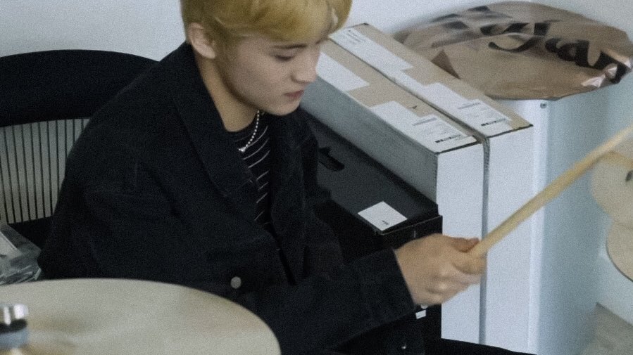 Ieemarkees's tweet photo. just mark lee playing the piano, drums, and electric guitar https://t.co/04nxp2IsHJ