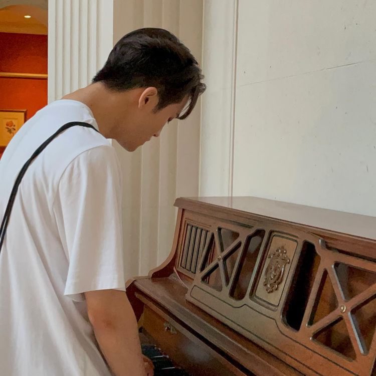 Ieemarkees's tweet photo. just mark lee playing the piano, drums, and electric guitar https://t.co/04nxp2IsHJ