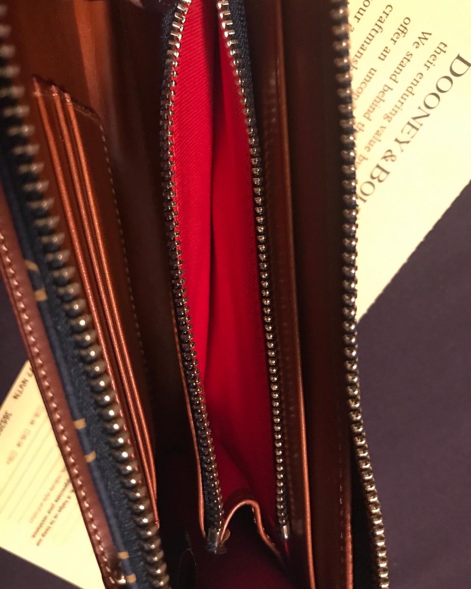 Nikaskw's tweet image. Dooney &amp;amp; Bourke Folded Zip Wristlet  #dooneyandbourke 

$100
One inside zip pocket. Two inside compartments. Three credit card slots. Detachable wrist strap. Zipper closure. Lined.