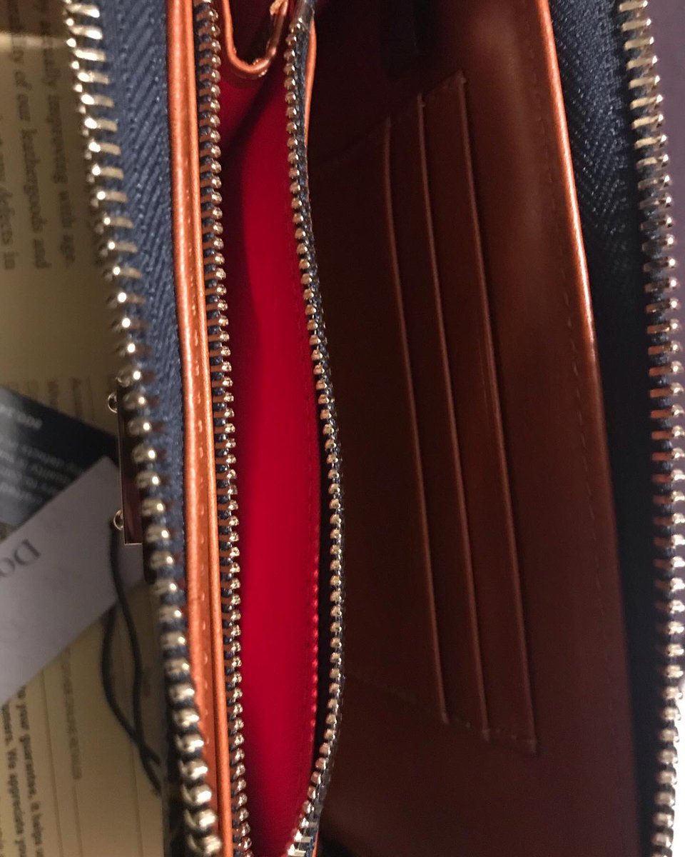 Nikaskw's tweet image. Dooney &amp;amp; Bourke Folded Zip Wristlet  #dooneyandbourke 

$100
One inside zip pocket. Two inside compartments. Three credit card slots. Detachable wrist strap. Zipper closure. Lined.