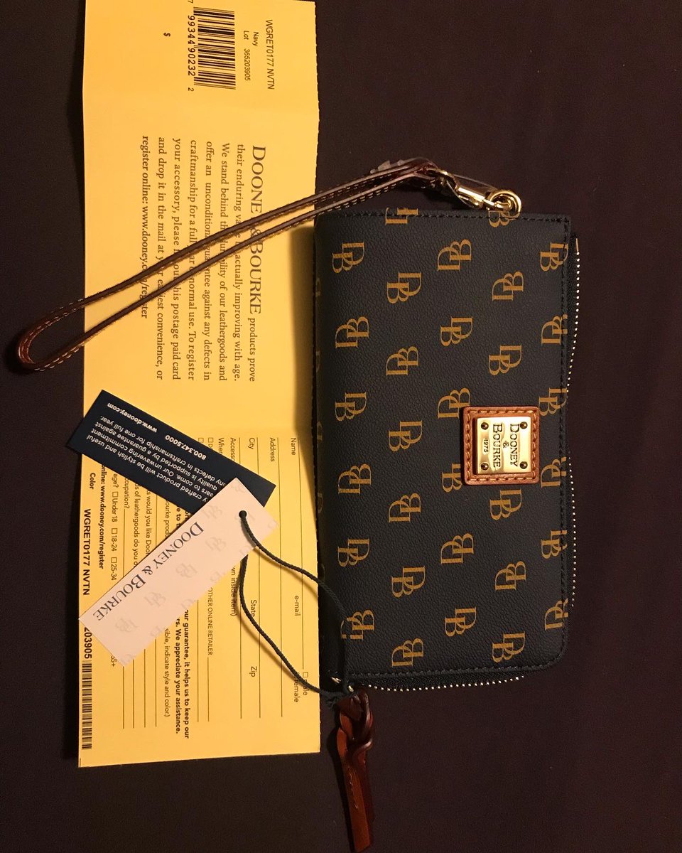 Nikaskw's tweet image. Dooney &amp;amp; Bourke Folded Zip Wristlet  #dooneyandbourke 

$100
One inside zip pocket. Two inside compartments. Three credit card slots. Detachable wrist strap. Zipper closure. Lined.
