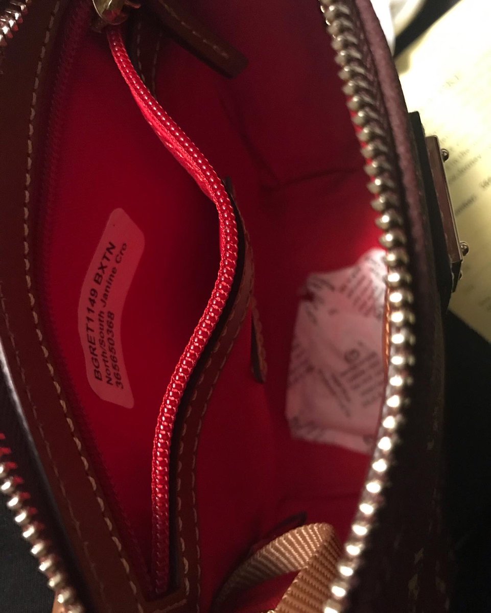 Nikaskw's tweet image. Dooney &amp;amp; Bourke #dooneyandbourke

Perfect for a Birthday, Valentine’s, Just Because, or Make up gift. 
$150

One inside pocket. One inside zip pocket. Inside keyhook. Detachable strap. Strap drop length 26". Lined. Top zip