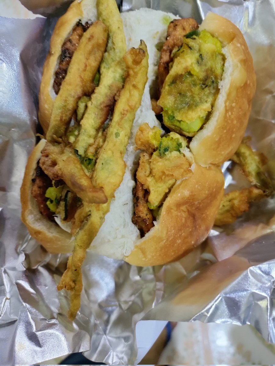 BombayKaBangda's tweet photo. Starting a  🧵on some of the best Vada Pav that I ate in Mumbai. Here goes the first one - Sewri's Bhatti Vada Pav. https://t.co/Md76tV6JTr