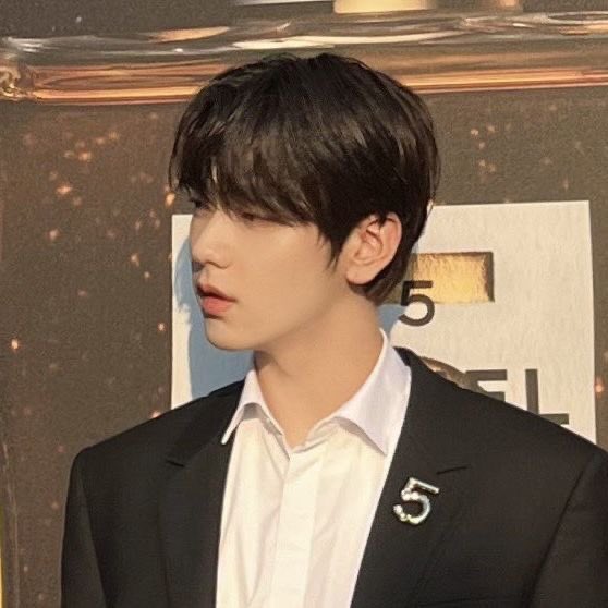 junnieeeyaa's tweet photo. When Huening Kai said “Soobin looks great in formal outfits”

a thread: https://t.co/AWzfBr473L