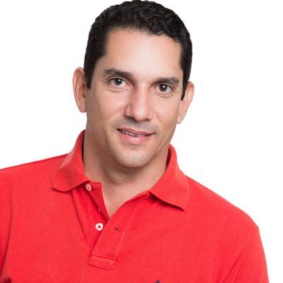 Eclides3's tweet photo. Este sujeto o individuo  es Pedro Norberto Castro, aspirante uribista a uno de de los escaños de la Cámara de Representantes por la Circunscripción Especial de Paz.
Es tendencia un  video, donde este valiente uribista golpea a un ciudadano de la tercera edad.
Todo por la paz? https://t.co/zhWW3PC5XW