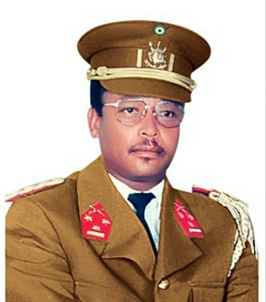 C'était il y a 24 ans 

28/1/1998:Le Colonel Sinzoyiheba(Ministre de la Défense 1995-1998),trouva la mort dans un accident d'avion. Enterré à l'état-major général de l'armée du #Burundi,en 2012 il fut décoré à titre posthume par le président Nkurunziza
facebook.com/10000113038406…