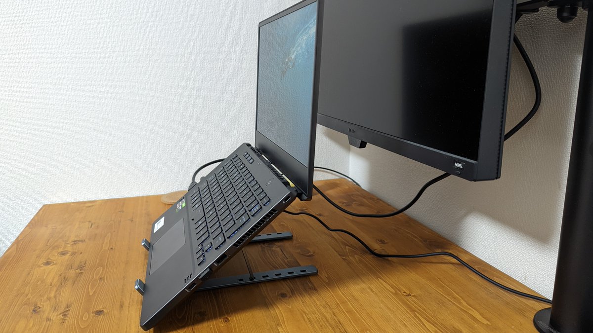 RAS_05's tweet photo. boyataの折りたたみノートPCスタンドが捗ります。
#boyata #ノートPCスタンド https://t.co/ABUyHtW3Su