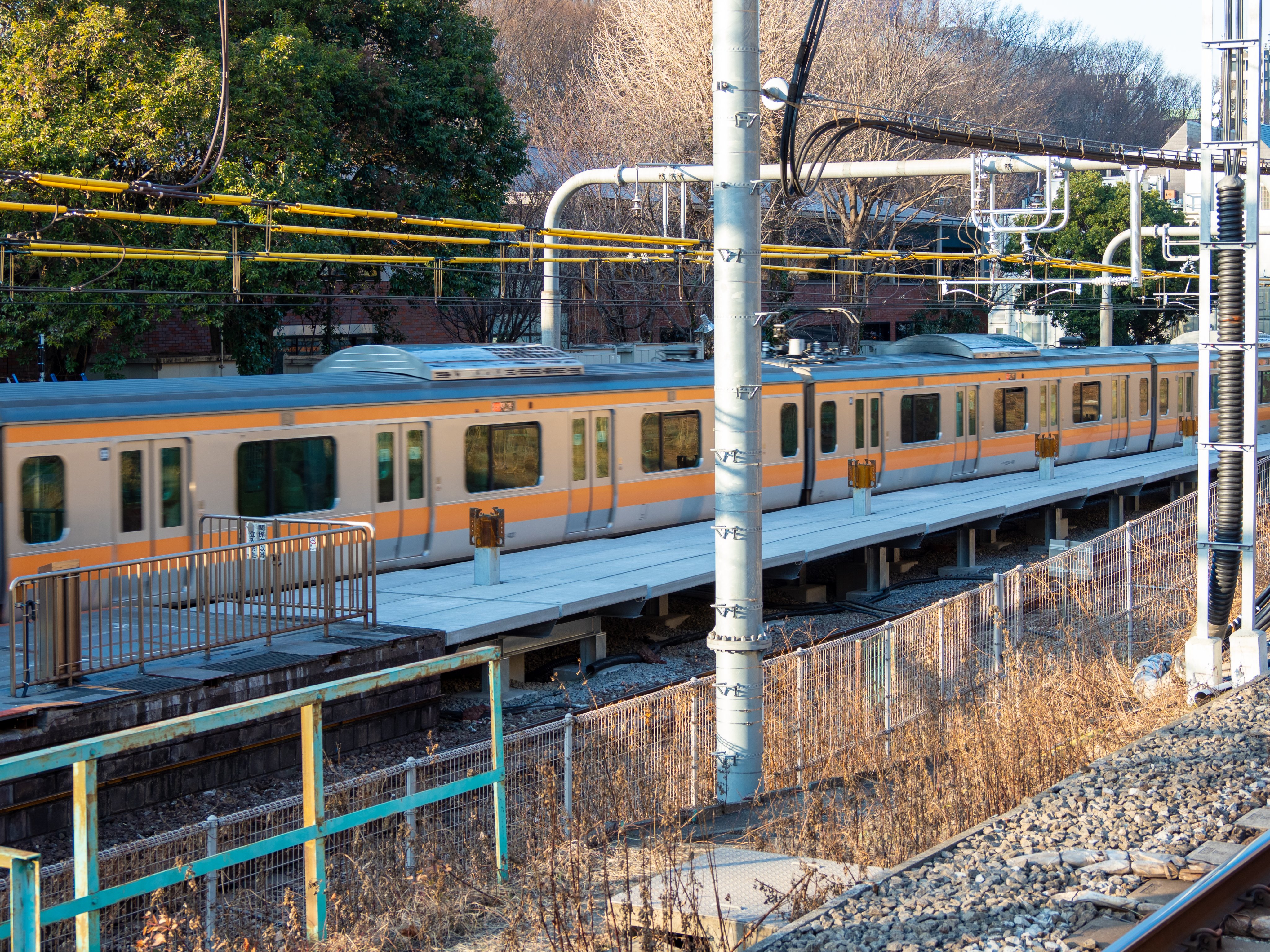 あすたりすく 中央線快速線12両化対応ホーム延伸工事 1枚目 御茶ノ水駅 2枚目 四ツ谷駅 3 4枚目 神田駅 特に 神田駅はがらっと印象が変わったのではないでしょうか T Co Tw2qxv1xhv Twitter