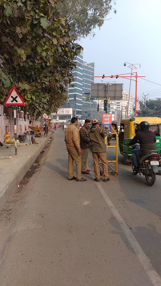*आज दिनांक 29 जनवरी 2021 को पुलिस अधीक्षक यातायात गोरखपुर के निर्देशन में मोहद्दीपुर चौराहा पर बाये जाने वाले वाहनों के लिए फ्लेक्सी बोर्ड एवं बैरियर लगाकर दिशा निर्देश का बोर्ड लगाया गया*
<a href="/IPS_VipinTada/">SSP GORAKHPUR</a> 
<a href="/adgzonegkr/">ADG zone gorakhpur</a>
 <a href="/gorakhpurpolice/">Gorakhpur Police</a>