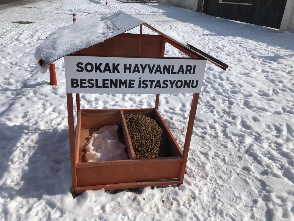 T.C. Afyonkarahisar Belediyesi (@afyonbelediyesi) on Twitter photo ♥️Havalar soğuk olsa da iyilik daima sıcak tutar.🐶🐾🐈⬛
✅Soğuk kış günlerinde; sokaktaki sevimli dostlarımıza ulaşıyor, düzenli olarak mama temini sağlıyoruz.
<a href="/zeybekbaskan/">Mehmet Zeybek</a> ♥️Havalar soğuk olsa da iyilik daima sıcak tutar.🐶🐾🐈⬛
✅Soğuk kış günlerinde; sokaktaki sevimli dostlarımıza ulaşıyor, düzenli olarak mama temini sağlıyoruz.
<a href="/zeybekbaskan/">Mehmet Zeybek</a>