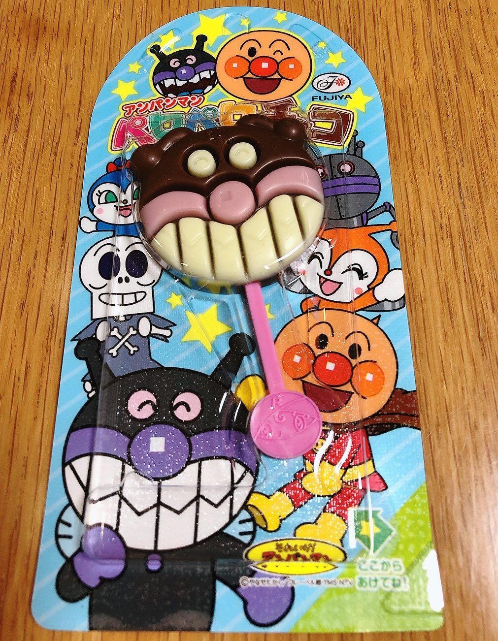 Musaton ファミマのクーポンで当たったアンパンマンのペロペロチョコ引き換えてきました 色んなキャラのチョコ があって迷いましたが っぱバイキンマンよ アンパンマンは人気みたいでなかったよ T Co Syvhkhtakx Twitter