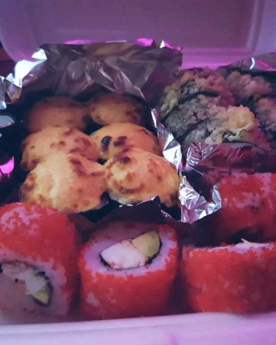 2 pic. Yummy? but by the way, my rolls that I made are tastier and truer?
#femboy #trans #sissy #crossdresser